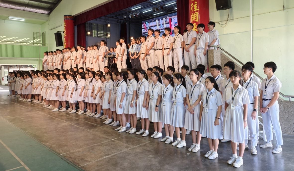 （已签发）柔：**版头**峇华中明年不调涨学费   刘国文：减轻家长负担