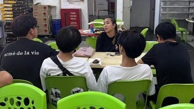 5少年烤肉店打闹  女老板没报警仅要道歉