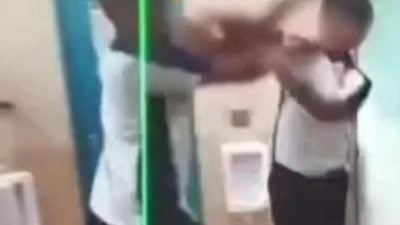 两中学生校厕互殴 同学在旁拍下过程