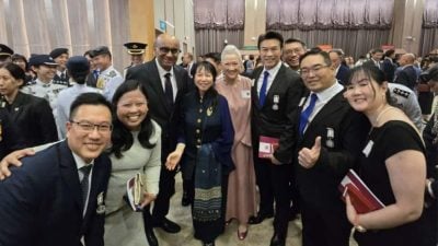 从新加坡总统手中接过勋章  郑各评：那是一种荣耀