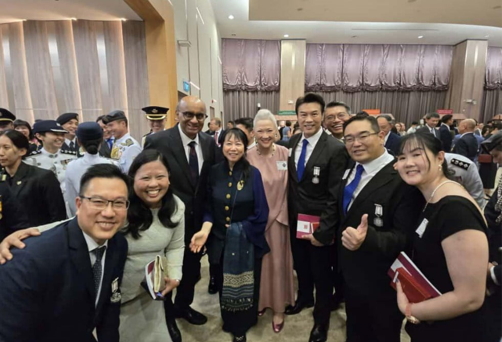 (已签发)柔:狮城二三事:从新加坡总统手中接过勋章 郑各评:那是一种荣耀