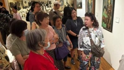 刘玲玲狮城国家美术馆客串当讲解员  做足功课 不起草稿