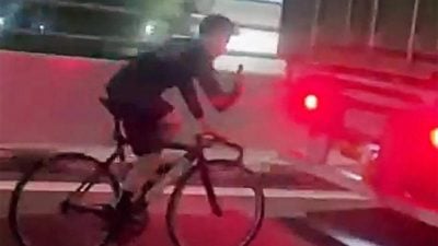 单手骑行紧跟重型车 民众直呼骑士玩命