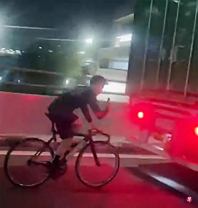 （已签发）柔：狮城二三事：单手骑行紧跟重型车 民众直呼骑士玩命