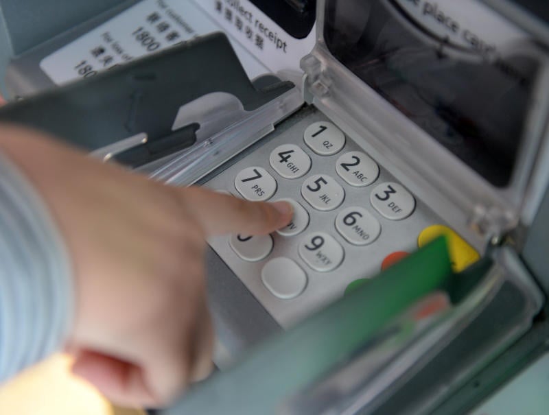 （已签发）柔：狮城二三事：女佣86次盗提 老雇主失逾22万