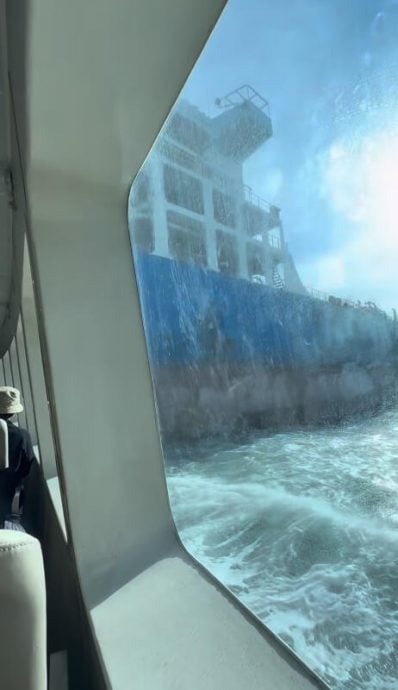 （已签发）柔：狮城二三事：峇淡至新渡轮与货轮相撞 172人安全抵岸