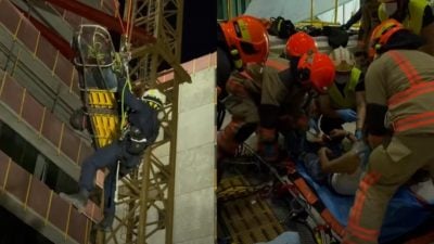 工人操作起重机突感不适 民防人员爬30公尺高空施救