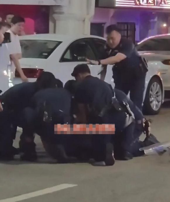 （已签发）柔：狮城二三事：持美工刀肉身挡车 男子大街闹事遭制伏