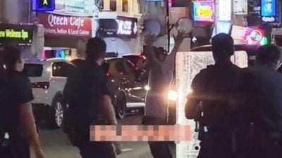 持美工刀肉身挡车 男子大街闹事遭制伏