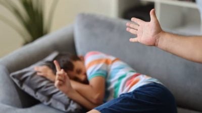 父实施家暴管教儿子   年过18岁儿申请人身保护令获准