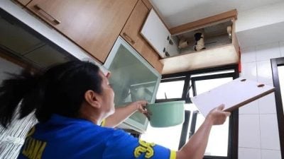 男子臂卡水管2小时 楼下也遭殃