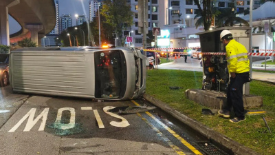 货车撞地面燃气设施箱   新加坡盛港酿煤气泄漏1人伤