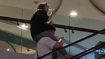 骑肩搭扶梯吃雪糕  情侣鲁莽行为被轰