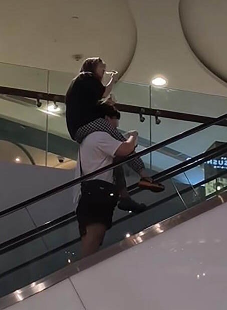 （已签发）柔：狮城二三事：骑肩搭扶梯吃雪糕  情侣鲁莽行为被轰