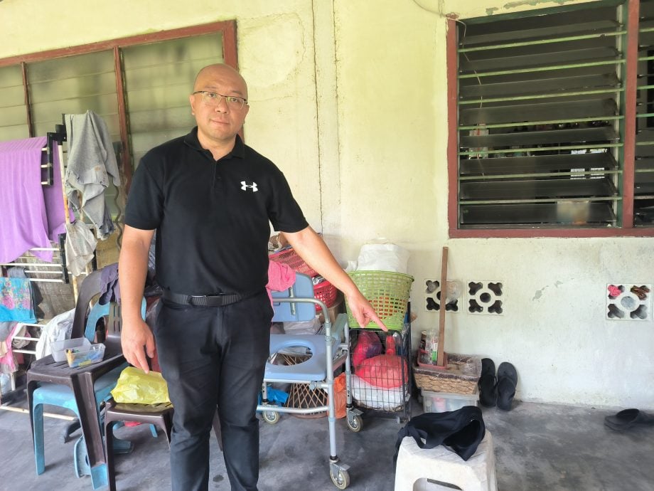 痴汉尾随七旬村妇袭胸 留下“湿”胸罩逃逸