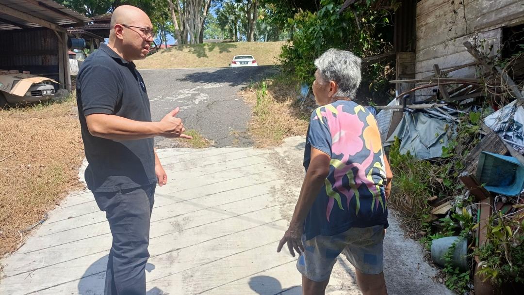 痴汉尾随七旬村妇袭胸 留下“湿”胸罩逃逸