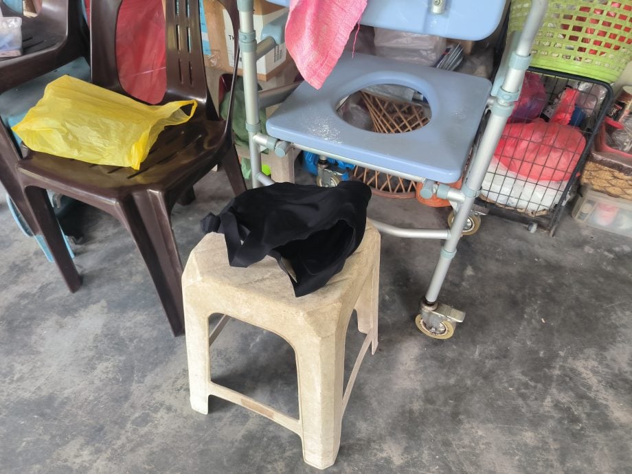 痴汉尾随七旬村妇袭胸 留下“湿”胸罩逃逸