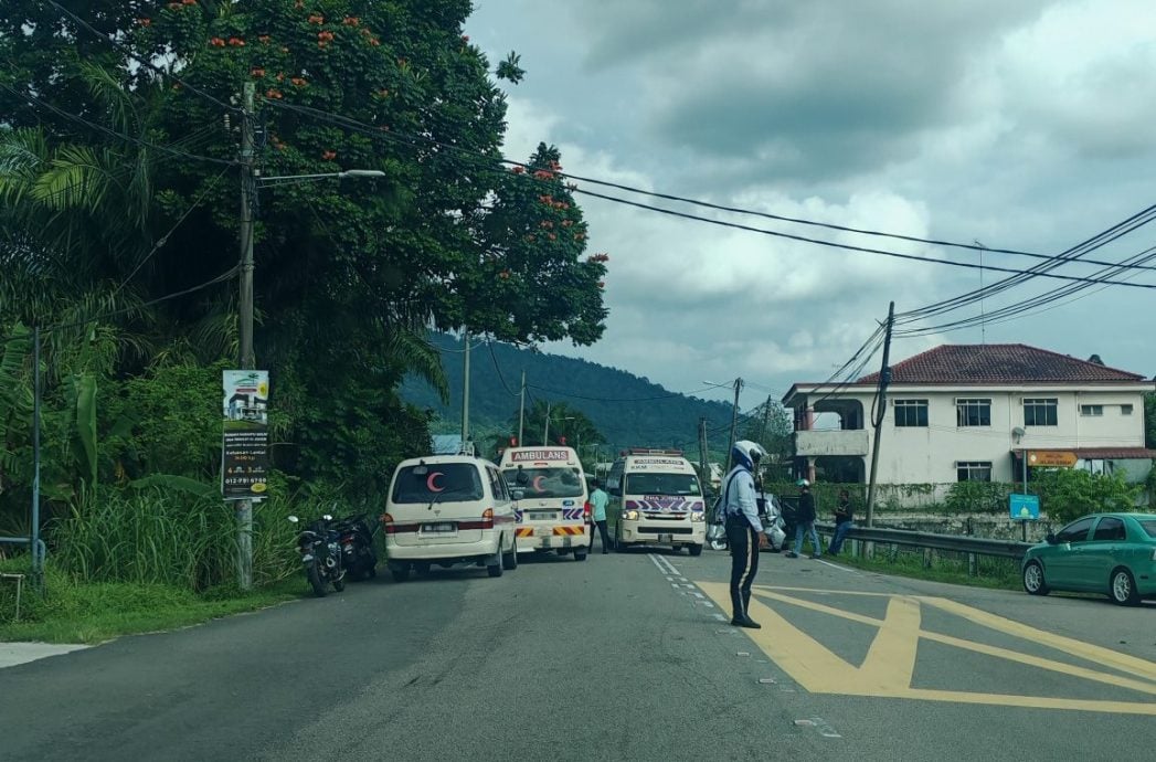 （已签发）柔：空载救护车追尾汽车   13岁少女受伤入院