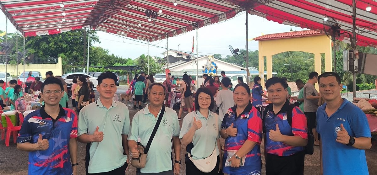 (已签发)柔:细雨无阻民众支持华校 万邦华小义卖会人潮不绝