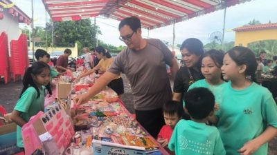 细雨无阻民众支持华校   万邦华小义卖会人潮不绝