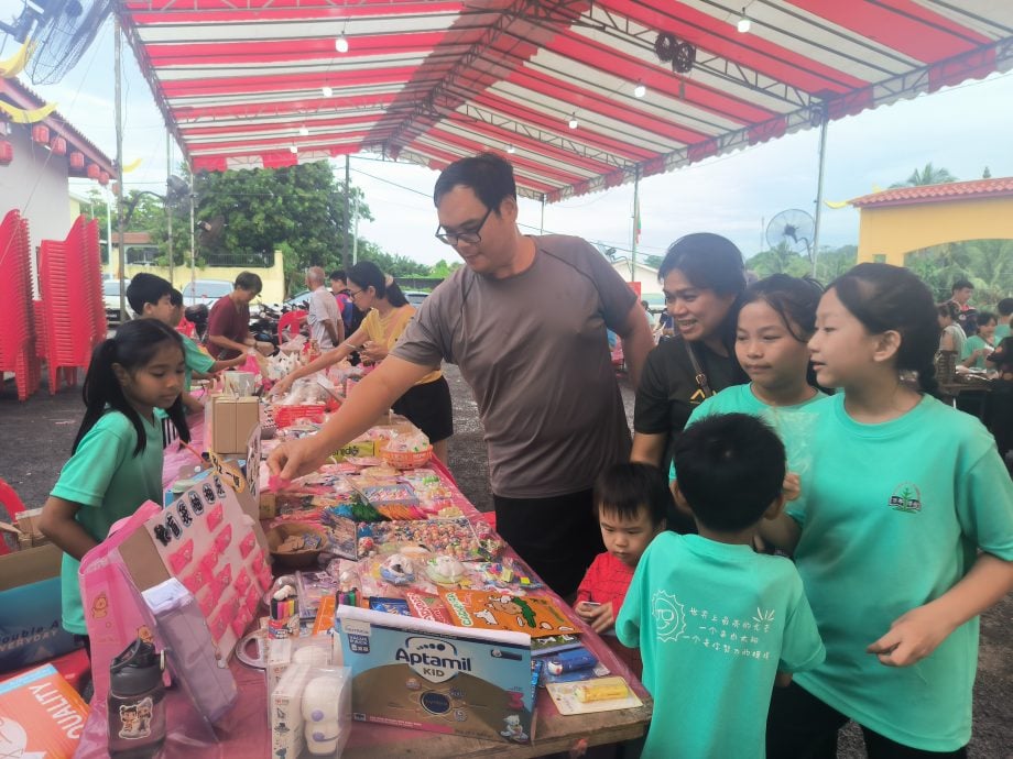 (已签发)柔:细雨无阻民众支持华校 万邦华小义卖会人潮不绝