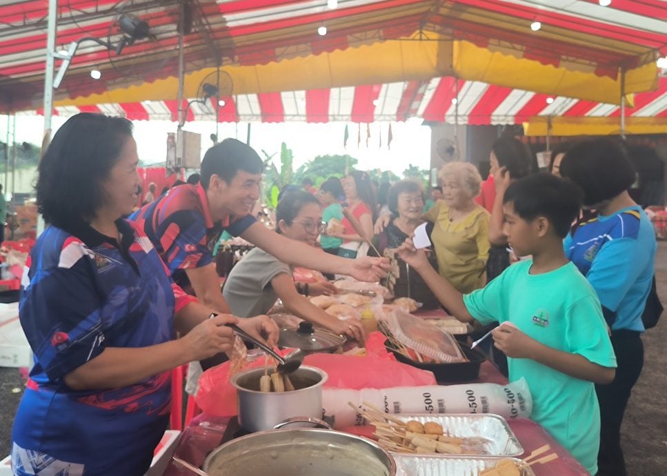 (已签发)柔:细雨无阻民众支持华校 万邦华小义卖会人潮不绝