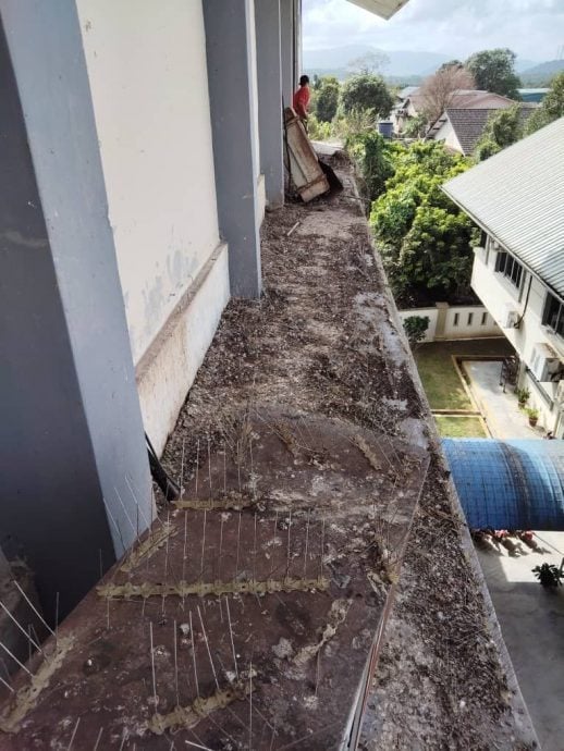 (已签发)柔:细雨无阻民众支持华校 万邦华小义卖会人潮不绝