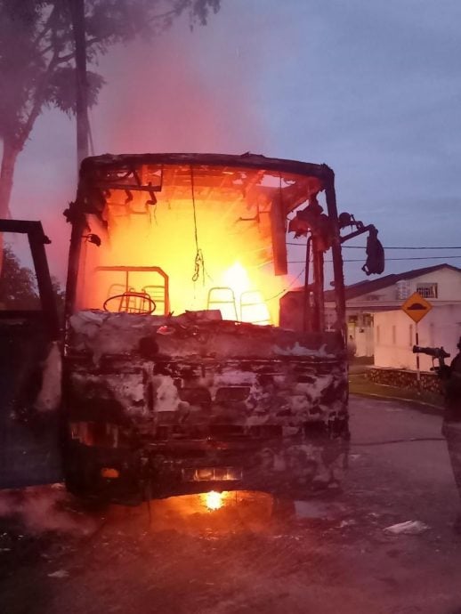 (已签发)柔:路边厂巴起火 烧毁80%剩车架