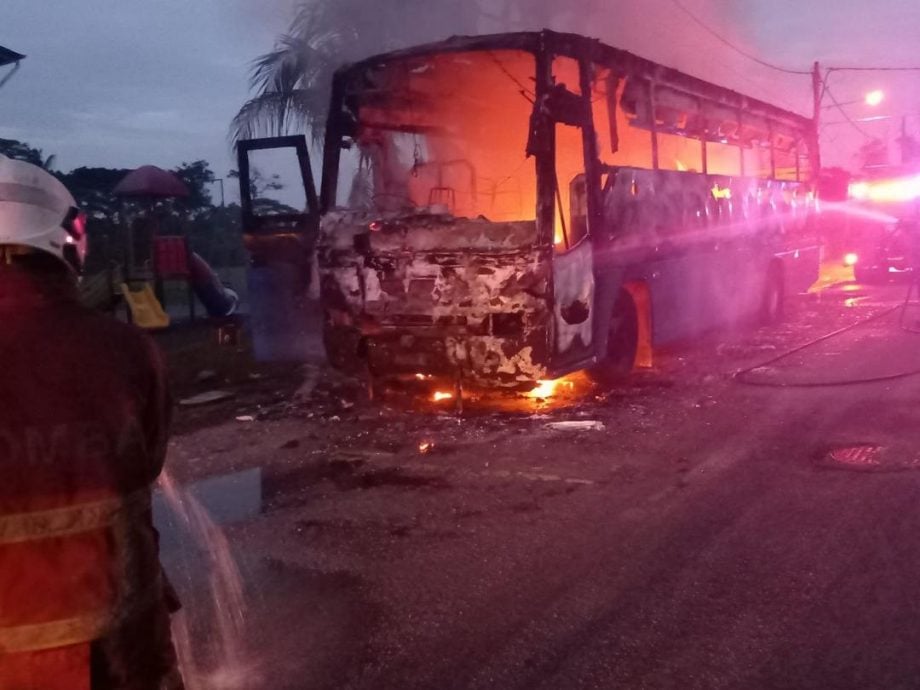 (已签发)柔:路边厂巴起火 烧毁80%剩车架