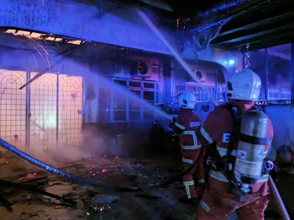 銮联益花园住宅失火 火势蔓延邻居屋顶烧摩托