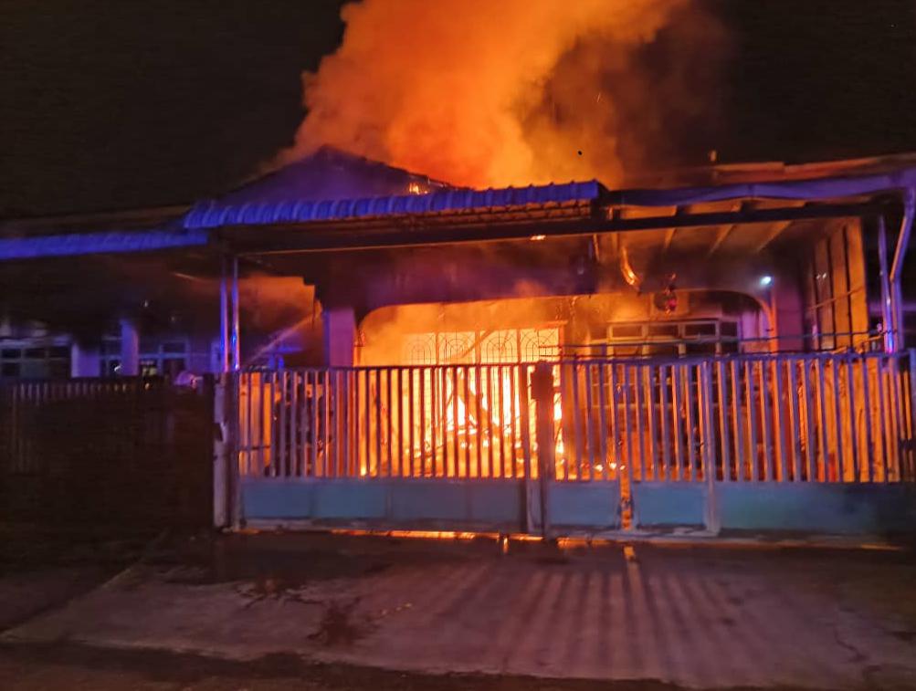 銮联益花园住宅失火 火势蔓延邻居屋顶烧摩托