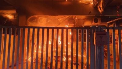 銮联益花园住宅失火   火势蔓延邻居屋顶烧摩托