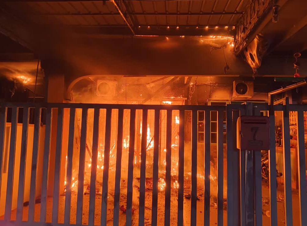 銮联益花园住宅失火 火势蔓延邻居屋顶烧摩托