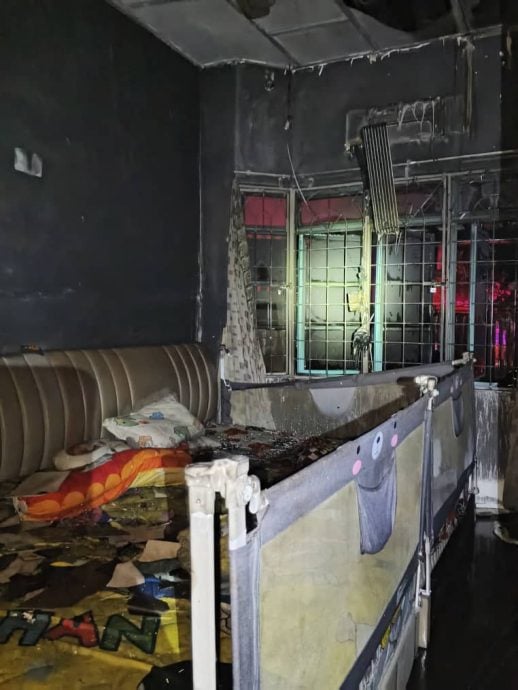 銮联益花园住宅失火 火势蔓延邻居屋顶烧摩托