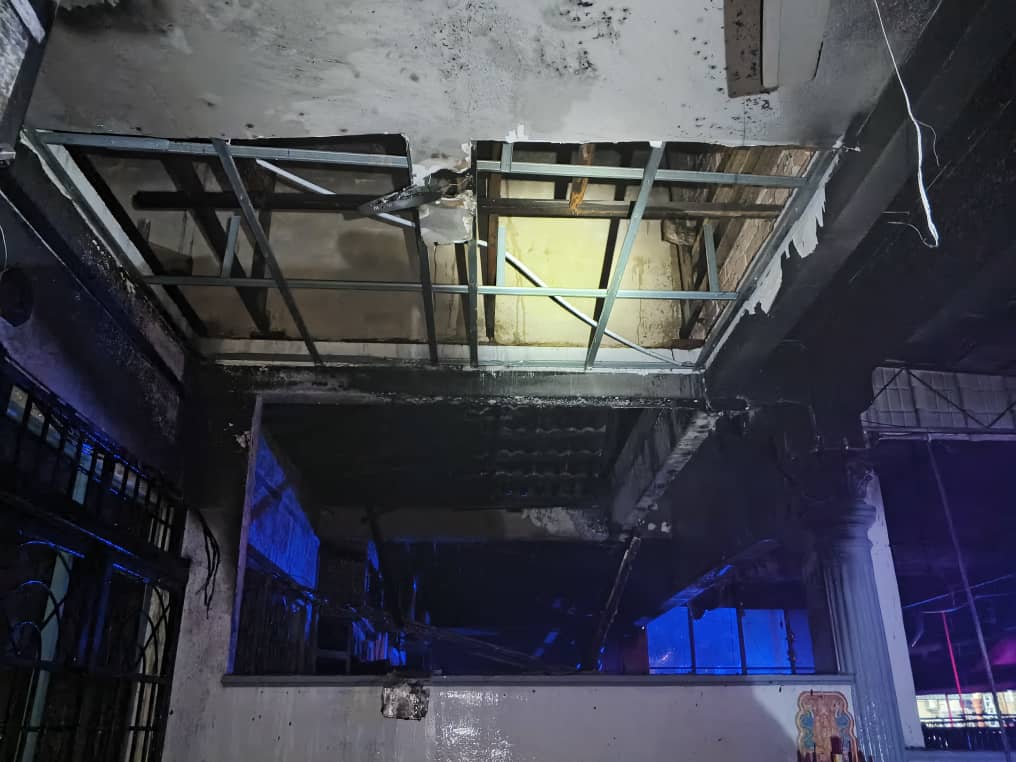 銮联益花园住宅失火 火势蔓延邻居屋顶烧摩托