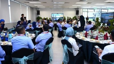 雪邦市议会40代表团   访依布拉欣科技园取经