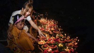 马西三宝寺水灯节点亮河岸   祈求人间平安