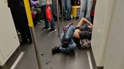 港铁乘客打到倒地四脚交缠   网民讥讽“格斗会开幕了”