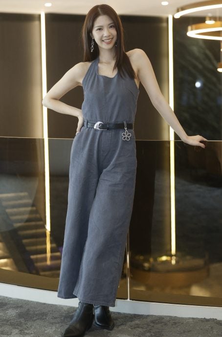 （明8am）陈晓华 走过黑暗终会见光