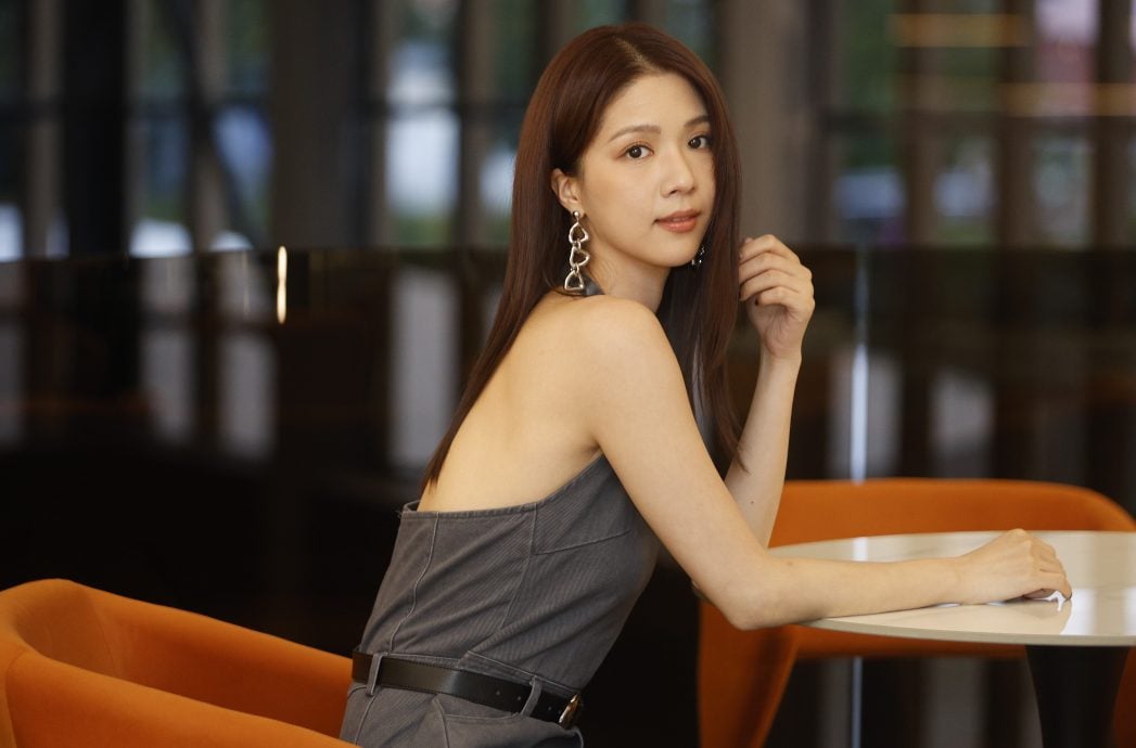 （明8am）陈晓华 走过黑暗终会见光