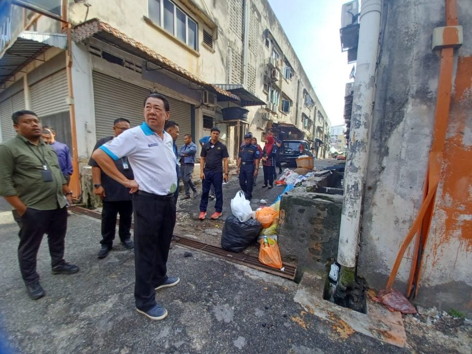 (版2头)大都会/张睷洋大赞加影市区的街道与后巷干净