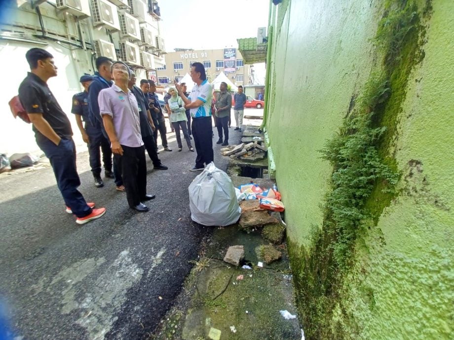 (版2头)大都会/张睷洋大赞加影市区的街道与后巷干净