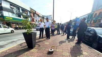 与市会官员巡视街道后巷   张睷洋大赞加影干净