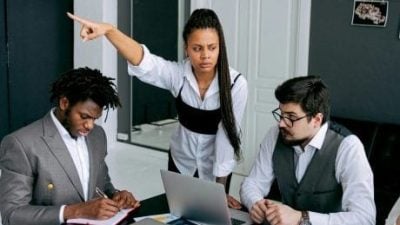 “上司会议室大发雷霆 扔扫把 手提包” 女子感叹：披着西装的失败