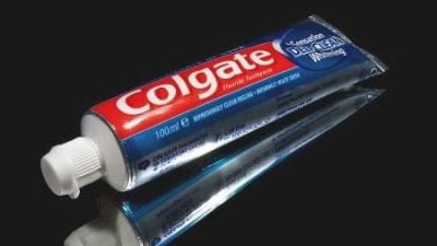 李系德／在牙膏软管工厂扛抬铁条