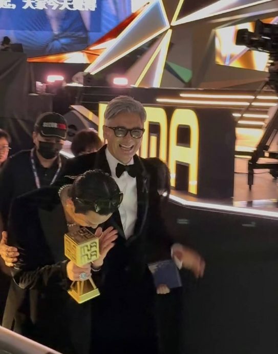 GD登MAMA翻白眼比“倒赞” 周润发现身牵手共舞