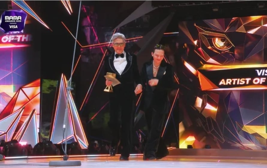 GD登MAMA翻白眼比“倒赞” 周润发现身牵手共舞