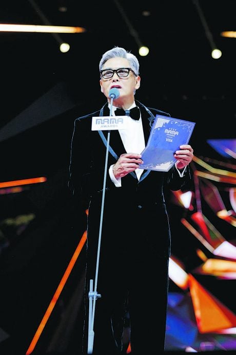 GD登MAMA翻白眼比“倒赞” 周润发现身牵手共舞