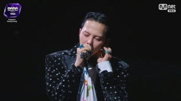 GD登MAMA翻白眼比“倒赞” 周润发现身牵手共舞