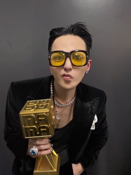 GD登MAMA翻白眼比“倒赞” 周润发现身牵手共舞